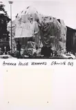 Christo, America House Wrapped, Heidelberg, 1969, Serigrafie, collagiert mit Kunststofffolie auf SCHOELLERSHAMMER (Trockenstempel)