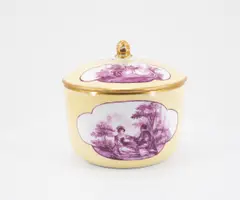 Dose mit Watteauszenen by Meissen, 18.Jh, Porzellan, gelber Fond, Purpurdekor, sold Jan 2023