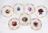 Kpm, Folge von zwölf Tellern mit Blumenmalerei, 1909-1910, Porzellan, farbig und gold staffiert