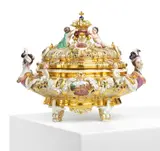 Kronenterrine, sog. Drüselkästchen der Maria Josepha by Meissen, Porzellan, farbig und gold staffiert. Innen vollständig vergoldet, sold May 2023