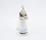 Kleines Schokoladenmädchen by Meissen, Vor 1924, Porzellan, farbig und sparsam gold staffiert, sold May 2023