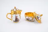 Kpm, Milchkännchen und Zuckerdose mit Komödianten, 1849-1870, Porzellan, farbig und gold staffiert. Dose mit Innenvergoldung