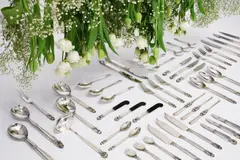Großes Speisebesteck Acorn für 20 Personen by Georg Jensen, Nach 1945, Silber. Die Klingen der Messer aus Stahl bzw. Horn, sold May 2023