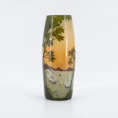 Legras et Cie., Vase mit Schwänen und See, Frühes 20. Jh, Farbloses Glas mit farbiger Emailbemalung