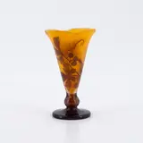 Gefußte Vase mit Weinranken by Émile Gallé, Um 1906-1914, Farbloses Glas, gelb hinterfangen, sold May 2023