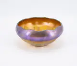 Irisierende Schale mit Gravurdekor by Louis Comfort Tiffany, 1. Hälfte 20. Jh, Favrile-Glas, gelb lüstriert, sold May 2023