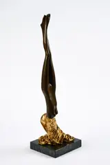 Bruno Bruni, La Onda, 1991, Bronze, braun patiniert, teilweise vergoldet. Marmorsockel
