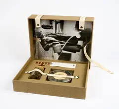 Joseph Beuys, Celtic +, 1971, Film (Super 8); 10 Fotografien (jeweils 40 x 50cm); Flasche mit Gelatine und Bienenwachs. In Leinenkassette, gestempelt mit brauner Farbe (Braunkreuz)