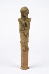 Kleine weibliche Figur by Lothar Fischer, 1981, Ton, sold Oct 2023