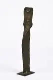 Lothar Fischer, Kleines Gewandidol I, 1974, Bronze, braun patiniert