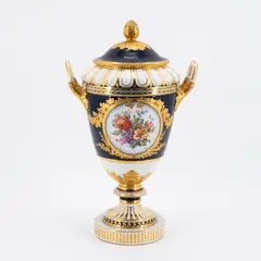 Kpm, Weimarer Vase mit kobaltblauem Fond und Blumenbouquets, Um 1906, Porzellan, farbig und gold staffiert
