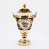 Kpm, Weimarer Vase mit kobaltblauem Fond und Blumenbouquets, Um 1906, Porzellan, farbig und gold staffiert