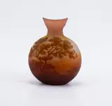 Kleine Vase mit Auenlandschaft by Émile Gallé, Um 1905, Farbloses Glas, rosa, gelb und weiß hinterfangen, sold May 2023