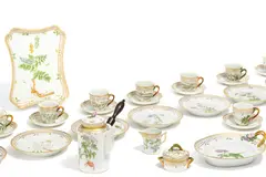 Prächtiges Kaffeeservice "Flora Danica" für zwölf Personen by Royal Copenhagen, 20. Jh, Porzellan, farbig und gold staffiert, sold May 2023