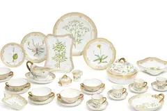 Speiseservice "Flora Danica" für sechs Personen by Royal Copenhagen, 20. Jh, Porzellan, farbig und gold staffiert, sold May 2023