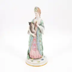 Dame mit Katze by Meissen, 19./20. Jh, Porzellan, farbig und sparsam gold dekoriert, sold Nov 2024