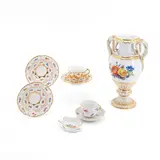 Schlangenhenkelvase by Meissen, Porzellan, farbig und gold staffiert, sold Jan 2024