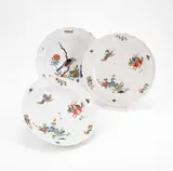 Drei Teller mit Kranichen, Drachen und Vögeln Kakiemondekor by Meissen, Um 1740, Porzellan, farbig dekoriert, sold Nov 2023