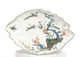 Blattschale mit Kakiemondekor 'Drei Freunde' by Meissen, Um 1740, Porzellan, farbig und sparsam gold dekoriert, sold Nov 2023