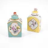 Zwei Teedosen mit Fond und Blumenreserven by Meissen, Um 1750, Porzellan, farbig und gold dekoriert, sold Nov 2023