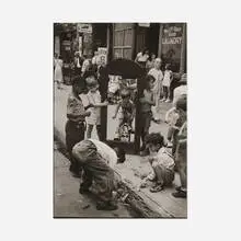 Helen Levitt, Children with Broken Mirror, gelatin silver print