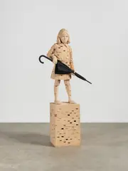 Gerhard Demetz, "My parents stories sound different", 2015, Lindenholz und Regenschirm