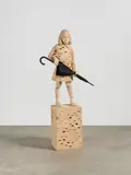 Gerhard Demetz, "My parents stories sound different", 2015, Lindenholz und Regenschirm