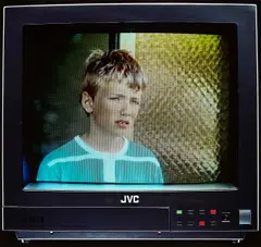 Jeff Wall, Boy on TV (Aus: Eviction Struggle) (für Parkett 22), 1989, Cibachrome. Mit Mappe