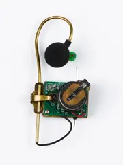 Laurie Anderson, Hearring (für Parkett 49), 1997, Ohrring mit abspielbarer Nachricht (ca. 20 Sek.). Messing, Kupfer, Platine, Lautsprecher, Draht und Lithium-Batterie. In Satin-Säckchen in Schachtel