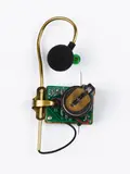 Laurie Anderson, Hearring (für Parkett 49), 1997, Ohrring mit abspielbarer Nachricht (ca. 20 Sek.). Messing, Kupfer, Platine, Lautsprecher, Draht und Lithium-Batterie. In Satin-Säckchen in Schachtel