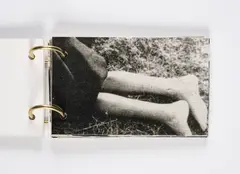 Christian Boltanski, El Caso (für Parkett 22), 1989, 17 Schwarzweiß-Fotografien auf leichtem Karton, als Heft montiert