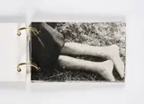 Christian Boltanski, El Caso (für Parkett 22), 1989, 17 Schwarzweiß-Fotografien auf leichtem Karton, als Heft montiert