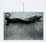 Joseph Beuys, EIN-STEIN-ZEIT, 1984, Serigrafie auf Zinkplatte mit angelötetem Draht. In der originalen Holzkiste