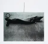 Joseph Beuys, EIN-STEIN-ZEIT, 1984, Serigrafie auf Zinkplatte mit angelötetem Draht. In der originalen Holzkiste