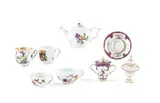Kleine Teekanne, Trembleuse und vier Tassen by Meissen, Porzellan, farbig staffiert, sold Jan 2025