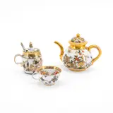 Kleine Kanne, kleine Tasse, Senfgefäß und Löffel mit Hausmalereidekor by Meissen, Porzellan, farbig staffiert, gold dekoriert, sold Jan 2024