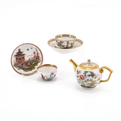 Meissen u.a, Kleine Teekanne, zwei Koppchen &amp; Untertassen mit überdekorierten Dekoren, Porzellan, farbig und gold staffiert