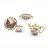 Meissen u.a, Kleine Teekanne, zwei Koppchen &amp; Untertassen mit überdekorierten Dekoren, Porzellan, farbig und gold staffiert