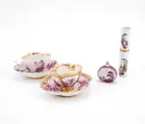Zwei Tassen &amp; Untertassen mit Purpurmalerei und eine Zigarrenhülse mit galanten Szenen by Meissen, Um 1735/45, Porzellan, purpur/farbig und gold dekoriert, sold Nov 2023