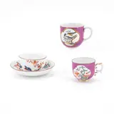 Eine Tasse und Untertasse mit Wachteldekor &amp; zwei Tassen mit Purpurfond und Vogeldekoren by Meissen, Um 1730/40, Porzellan, farbig dekoriert, sold May 2024