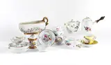 Gruppe aus 18 Teilen mit Blumendekoren by Meissen, Porzellan, farbig staffiert. 2 Teile mit Metallmontierung, sold Jan 2025