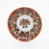Teedose und Untertasse mit Streifendekor in der Art Ostasiatischer 'Brokatware' by Meissen, 1740-80, Porzellan, unterglasurblau dekoriert. Purpur, eisenrot und gold überdekoriert, sold May 2024