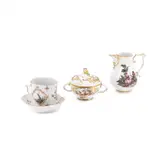 Kleine Kanne, kleine Deckelschüssel sowie Tasse und Untertasse mit Watteauszenen und Goldkonturen by Meissen, Porzellan, farbig staffiert, gold akzentuiert, sold Jan 2025