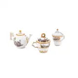 Teekanne und zwei Deckeltassen mit Landschafts- und Genreszenen by Meissen, Porzellan, farbig staffiert, gold dekoriert, sold Jan 2025