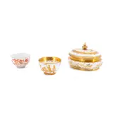 Kleine ovale Dose und Koppchen mit Goldchinesen by Meissen, Porzellan, gold dekoriert und graviert, sold Jan 2025
