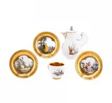 Gruppe aus Kaffeekanne mit Reliefdekor, Tasse mit Baumfällerszene und drei Untertassen mit Parkszenen und Goldgrund by Meissen, Porzellan, farbig staffiert, 3x gold grundiert, sold Jan 2025