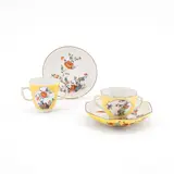 Zwei Doppelhenkeltassen &amp; Untertassen mit Kakiemondekor und gelbem Fond by Meissen, Um 1730/40, Porzellan, farbig staffiert, sold May 2024