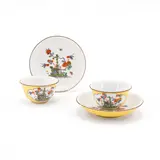 Zwei Koppchen und zwei Untertassen mit Gelbfond und Kakiemon by Meissen, Um 1740, Porzellan, farbig dekoriert, sold May 2024