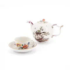 Teekanne mit Vogeldekor und Tasse mit Untertasse und Blumendekor by Frankenthal, 1755-1762, Porzellan, farbig staffiert, sold May 2024