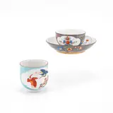 Tasse &amp; Untertasse mit grauem Fond und indianischen Blumen &amp; Tasse mit Türkisfond und Kranich by Meissen, Um 1740, Porzellan, farbig staffiert, sold May 2024